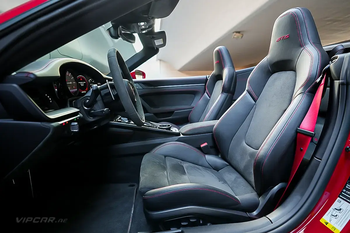 Porsche 911 Carrera 4 GTS Spyder Interior