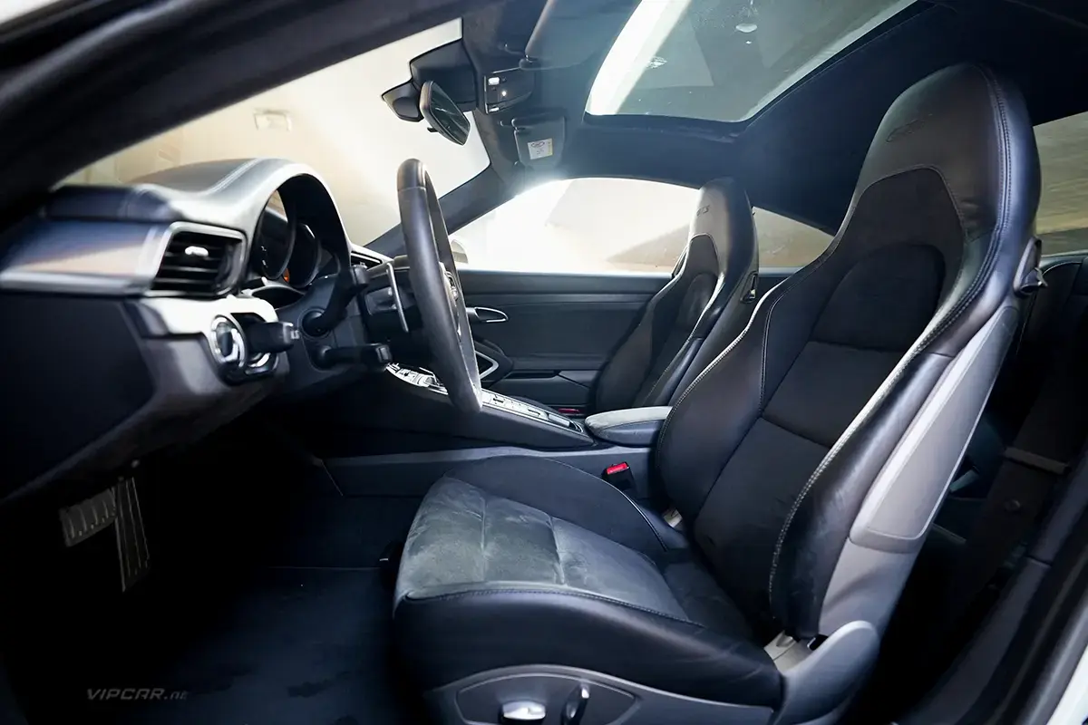 Porsche Carrera 911 GTS Interior